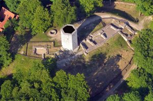 Ruine Burg Lichtenberg auf dem Lichtenberger Höhennzug. Die Aussichtsplattform ist 2016 vermutlich durch Brandstiftung abgebrannt. Aufnahme: G. Hein