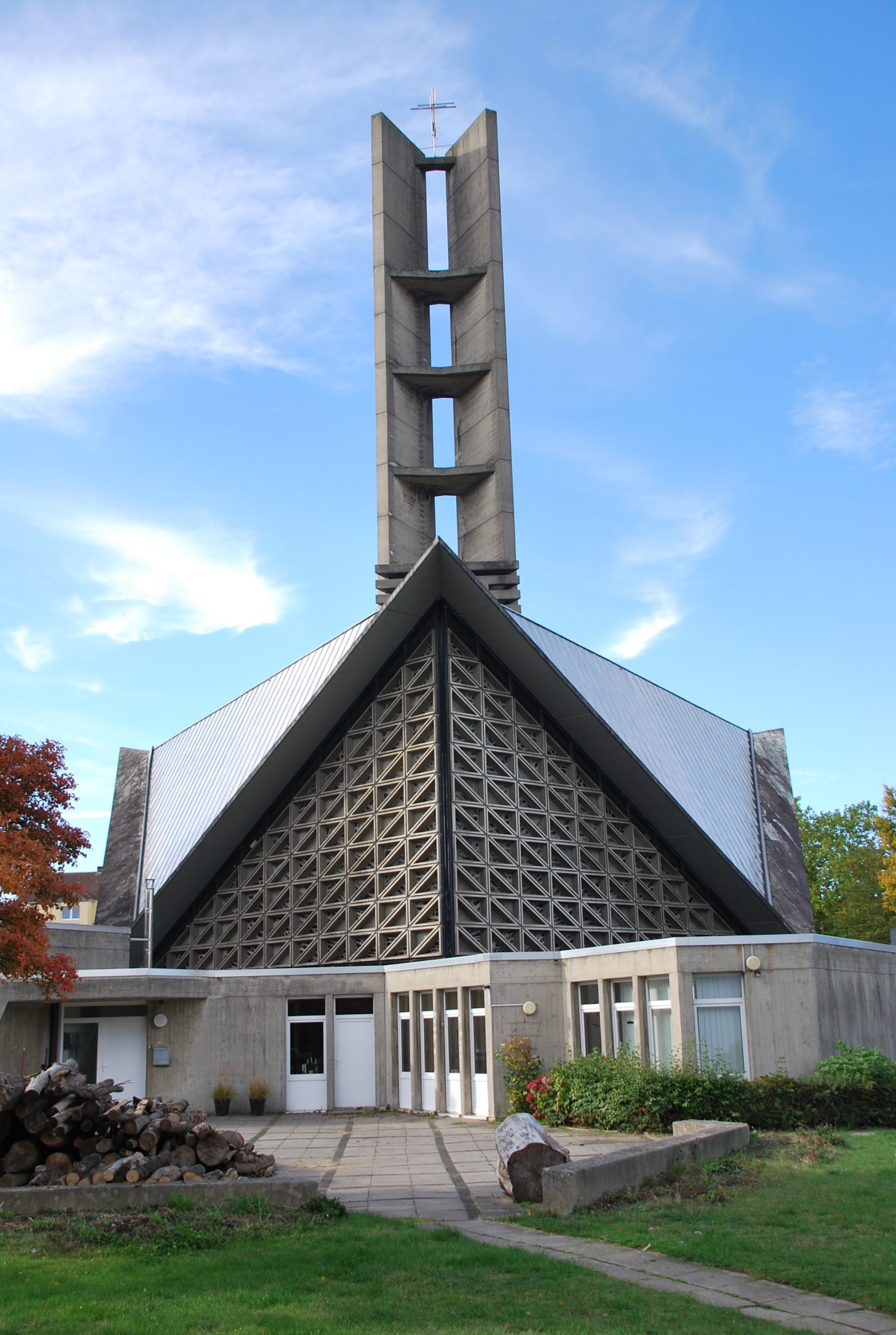 Christoph Lücke: Die Rückseite der Heiligen Dreifaltigkeitskirche in Salzgitter-Bad als Beispiel für den Baustil des Brutalismus in Salzgitter.